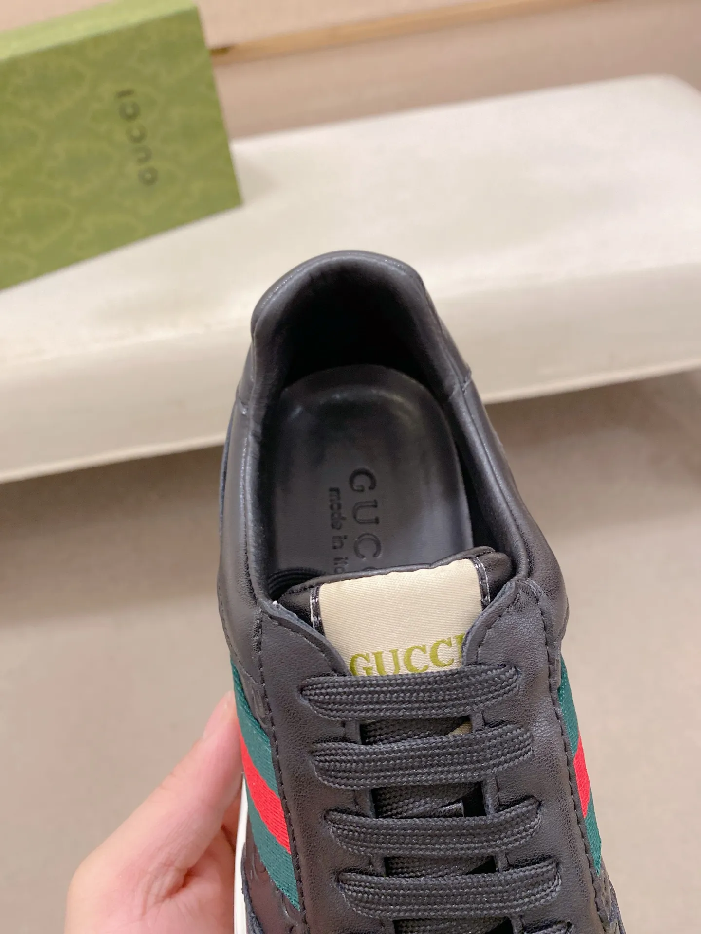 Factory price: 420💰 (GUCCI) The latest model from the official website 🎁🎁Casual and fashionable men's shoes👟, hot style 💥The version is simple and elegant, exclusive for trendy men. Unique official website latest brand elements 👑Gucci original decoration, fashionable and generous, the fabric is original cowhide ✅sheepskin lining, the official website specifies wear-resistant casual outsole, the classic model is taken in kind at the counter🎬38-44 (45 is not returned or exchanged)